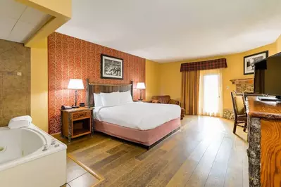 Spa King Suite at Old Creek Lodge