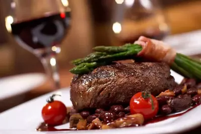 steak dinner with asparagus and tomatoes
