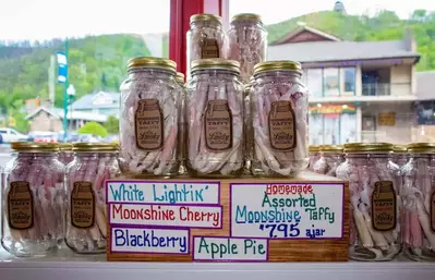 taffy at ole smoky candy kitchen