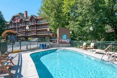outdoor pool at gatlinburg hotel