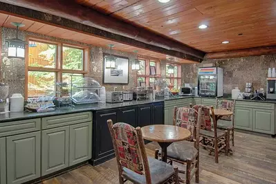 breakfast dining room at old creek lodge in downtown gatlinburg