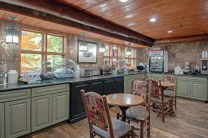 breakfast room at old creek lodge