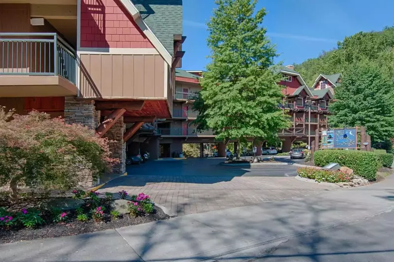old creek lodge in downtown gatlinburg