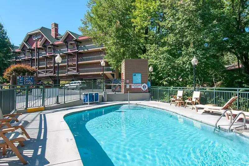 outdoor pool at gatlinburg hotel