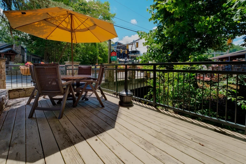 Old Creek Lodge-patio