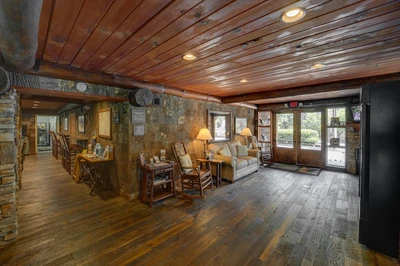Old Creek Lodge lobby